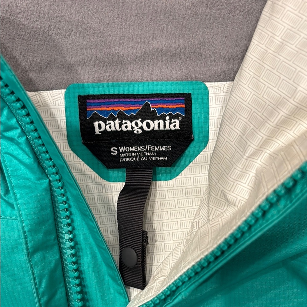 Patagonia Women's Green Rain Jacket Windbreaker - Picture 2 of 3
